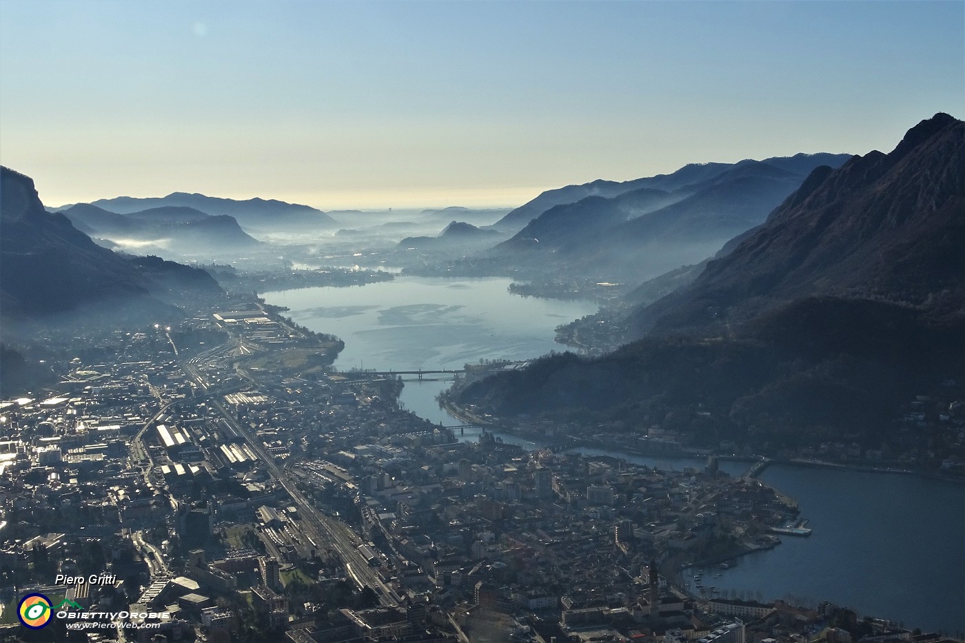 16 Splendida vista panoramica su Lecco, i suoi laghi, i suoi monti.JPG